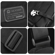 Zaino nero unisex con cerniera robusta, fibbie regolabili e etichetta "We Power". Design moderno, ideale per scuola e lavoro.