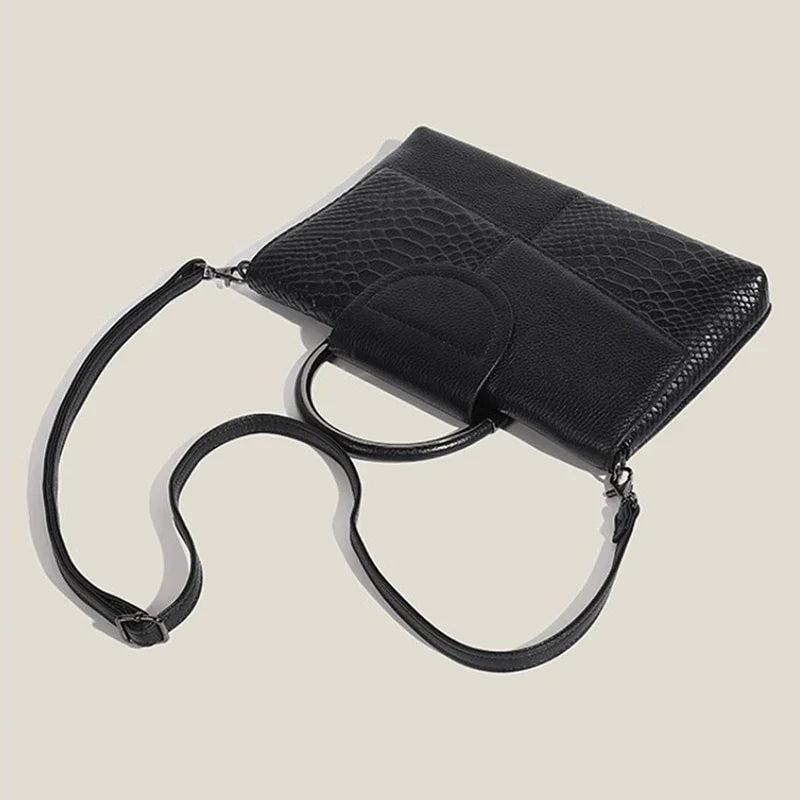 Borsa a tracolla nera in pelle con texture pitonata, design elegante e moderno, ideale per moda donna, accessorio versatile e di tendenza.