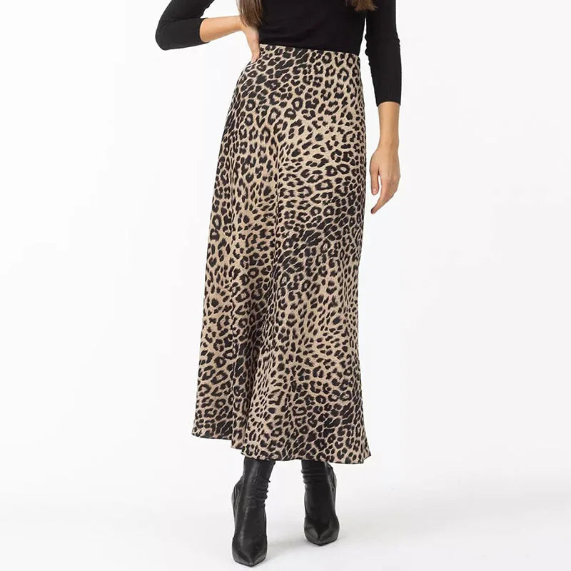 Gonna lunga leopardata donna, elegante e alla moda, abbinata a stivali neri e maglia nera. Stile casual chic, perfetta per ogni occasione.