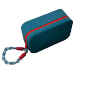 Custodia rigida blu con cerniera rossa e cordino intrecciato, ideale per protezione e trasporto di piccoli oggetti elettronici o accessori.