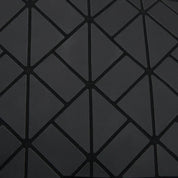 Tessuto nero con motivo geometrico a rombi, design moderno, texture elegante, ideale per arredamento e moda, alta qualità e resistenza.