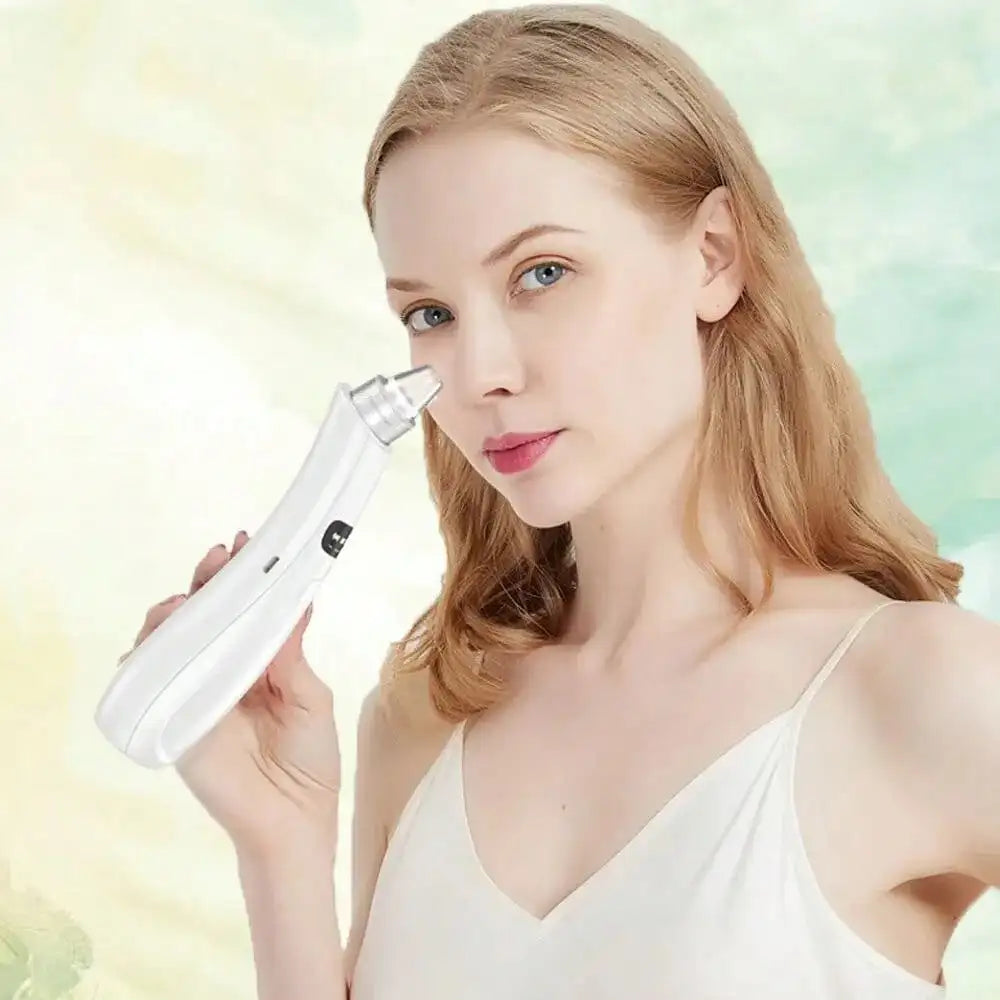 Donna utilizza dispositivo per la pulizia del viso, aspiratore punti neri, su sfondo colorato. Strumento bellezza, cura della pelle, rimozione impurità.