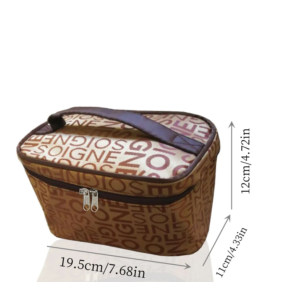 Borsa cosmetica marrone con cerniera, manico superiore, dimensioni 19,5x11x12 cm, design con scritte, ideale per trucco e accessori da viaggio.