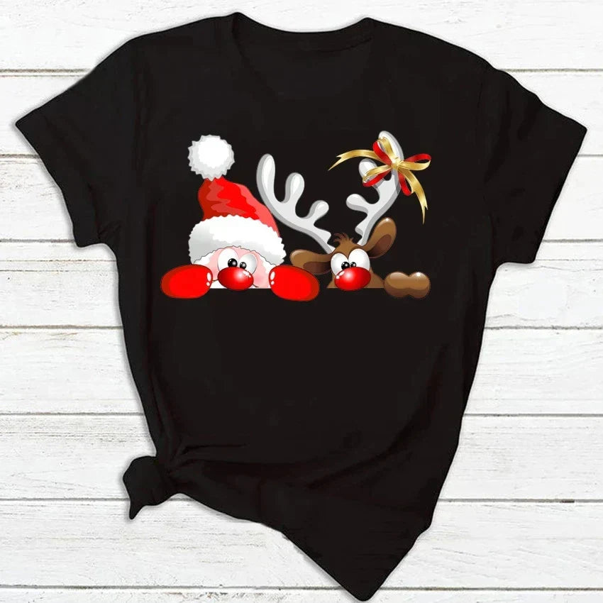 Maglietta nera natalizia con stampa di Babbo Natale e renna, cappello rosso e corna con fiocco. Abbigliamento festivo, moda natalizia.