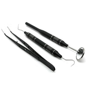 Set di strumenti dentali neri, pinzette, specchietto e sonda, acciaio inossidabile, per igiene orale professionale, odontoiatria, cura dentale.