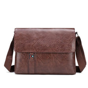 Borsa a tracolla in pelle marrone, design elegante e moderno, ideale per lavoro e viaggio. Accessorio moda uomo, capiente e resistente.