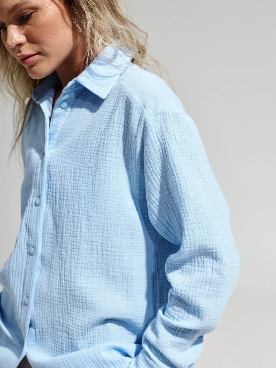 Camicia donna azzurra in cotone leggero, maniche lunghe, colletto classico, stile casual. Ideale per look estivi e primaverili.