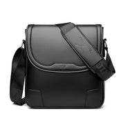 Borsa a tracolla in pelle nera da uomo, design elegante e moderno, con cinturino regolabile. Accessorio moda maschile, ideale per lavoro e viaggio.