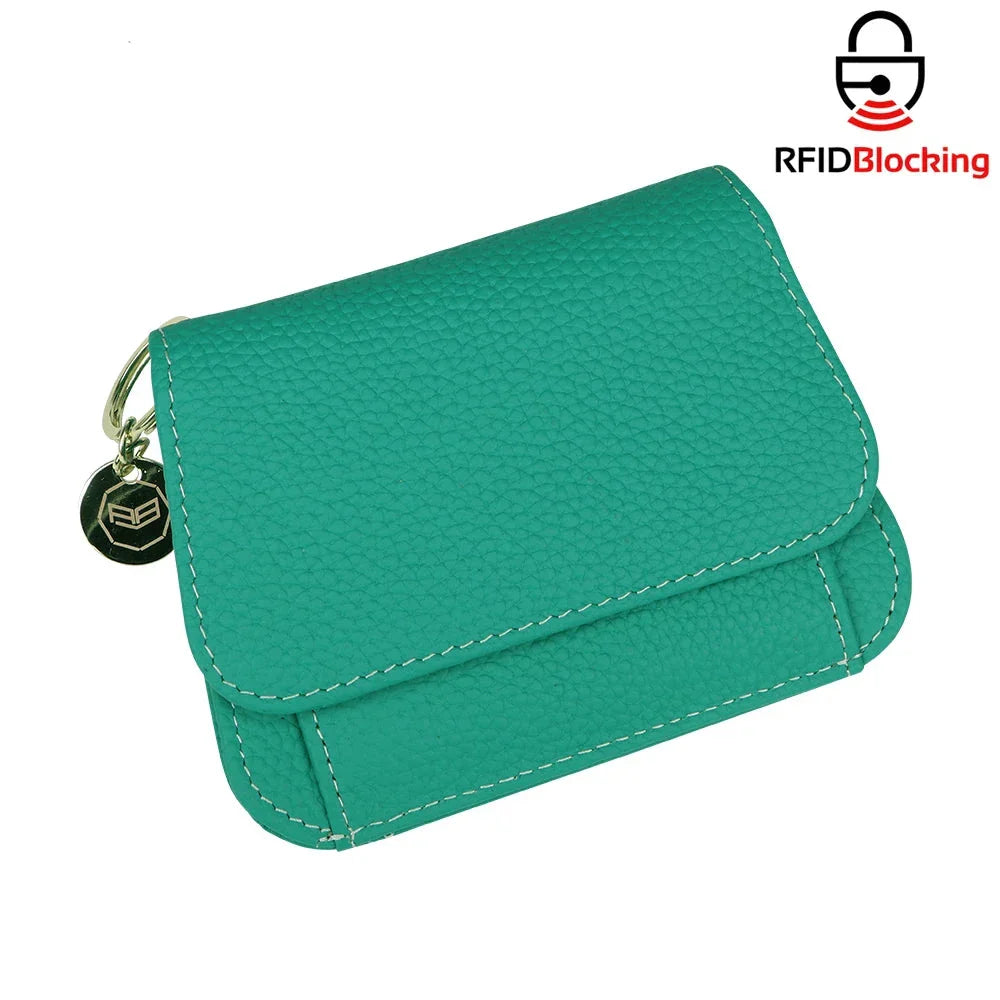 Portafoglio donna verde in pelle con protezione RFID, chiusura a bottone, design compatto, ideale per carte e monete. Accessorio moda sicuro.
