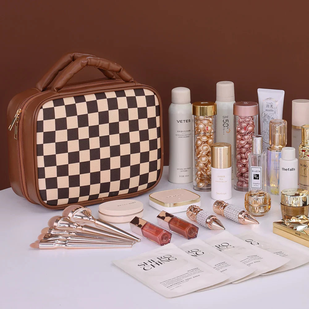 Borsa cosmetica a scacchi marrone con set di trucchi, pennelli, rossetti e prodotti skincare su sfondo marrone. Accessori bellezza eleganti.