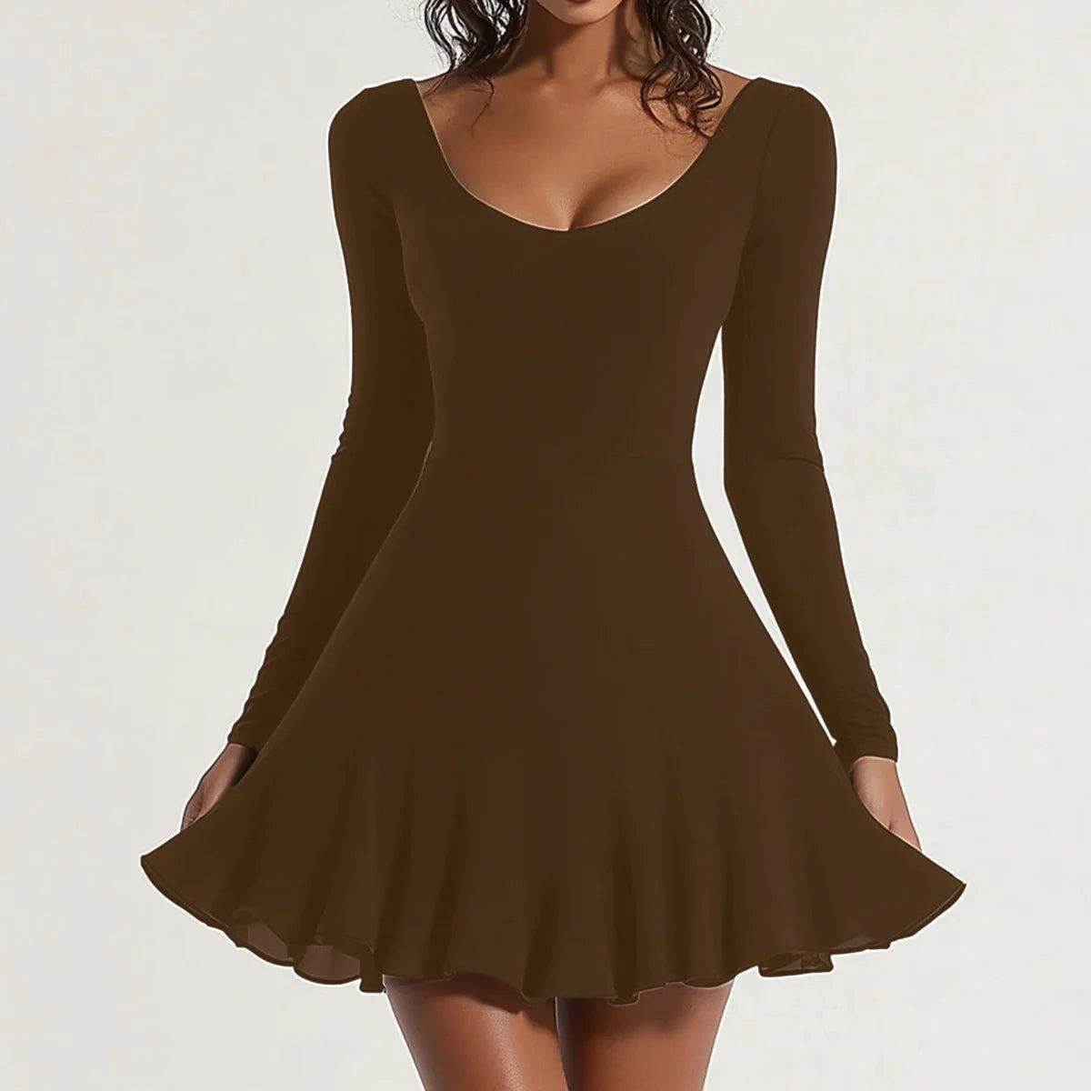 Abito corto marrone a maniche lunghe, scollo a V, stile casual elegante, perfetto per autunno e inverno. Tessuto morbido e confortevole.