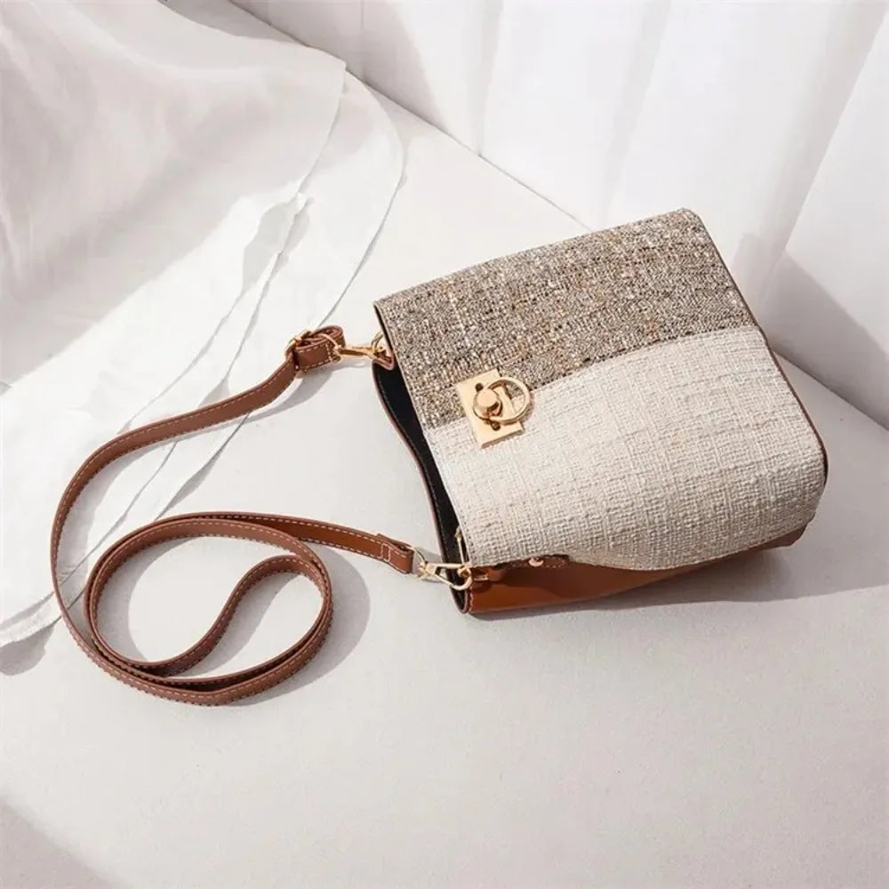Borsa a tracolla in tessuto tweed beige e marrone con chiusura dorata, design elegante e moderno, perfetta per moda donna autunno inverno.