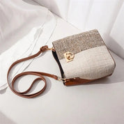 Borsa a tracolla in tessuto tweed beige e marrone con chiusura dorata, design elegante e moderno, perfetta per moda donna autunno inverno.