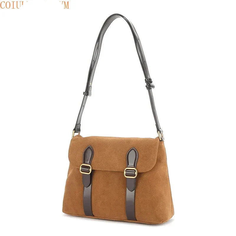 Borsa a tracolla in pelle scamosciata marrone con fibbie decorative, design elegante e moderno, ideale per moda donna, accessorio versatile e chic.
