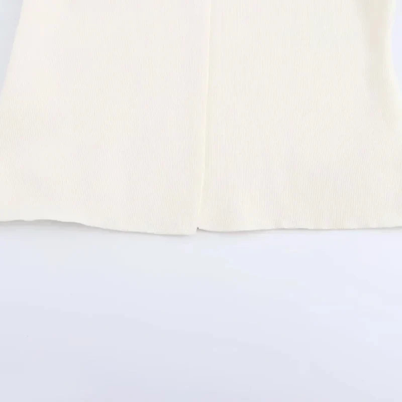 Maglione bianco in maglia a coste, design minimalista, tessuto morbido e caldo, ideale per moda autunnale e invernale, abbigliamento casual elegante.
