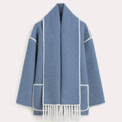 Cappotto blu in lana con frange bianche, design elegante, tasche frontali, cuciture a contrasto. Moda autunno inverno, abbigliamento donna.