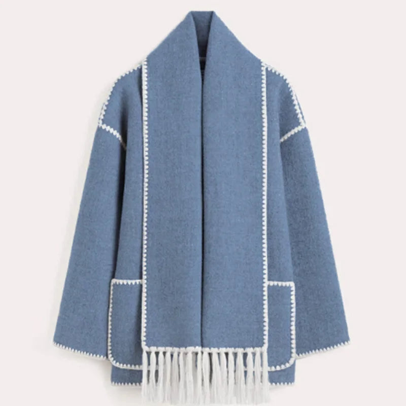 Cappotto blu in lana con frange bianche, design elegante, tasche frontali, cuciture a contrasto. Moda autunno inverno, abbigliamento donna.