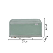 Portafoglio verde in tessuto, dimensioni 25x14x2,5 cm, con cinturino da polso. Design elegante e funzionale, ideale per organizzare carte e contanti.