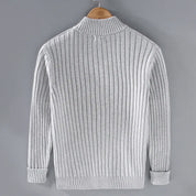 Maglione grigio a coste per uomo, maniche lunghe, collo alto, invernale, elegante, su gruccia, sfondo grigio. Perfetto per moda casual e formale.