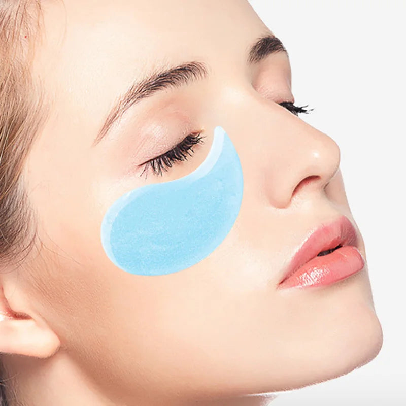 Donna con patch occhi idratante blu, trattamento skincare per ridurre occhiaie e gonfiore, pelle liscia e luminosa, bellezza e cura del viso.
