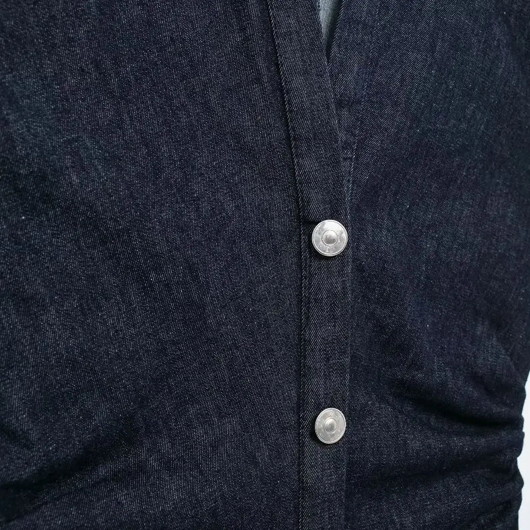 Camicia in denim blu scuro con bottoni metallici, tessuto resistente, stile casual, moda uomo, abbigliamento versatile, dettagli eleganti.