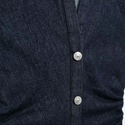 Camicia in denim blu scuro con bottoni metallici, tessuto resistente, stile casual, moda uomo, abbigliamento versatile, dettagli eleganti.