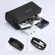 Custodia organizer nera per accessori elettronici, contenente cavi USB, power bank e smartphone. Ideale per viaggi e organizzazione gadget tech.