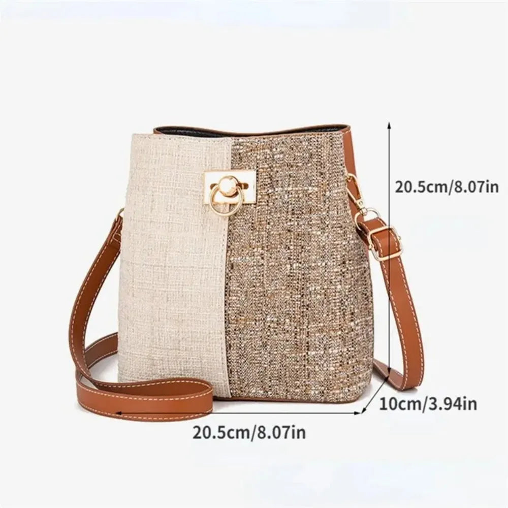 Borsa a tracolla donna in tessuto beige e marrone, dettagli in pelle, chiusura dorata, dimensioni 20,5x10 cm, moda elegante e casual.