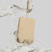 Smartphone dorato impermeabile immerso in acqua, design elegante, tecnologia avanzata, resistenza all'acqua, innovazione mobile, protezione IP68.