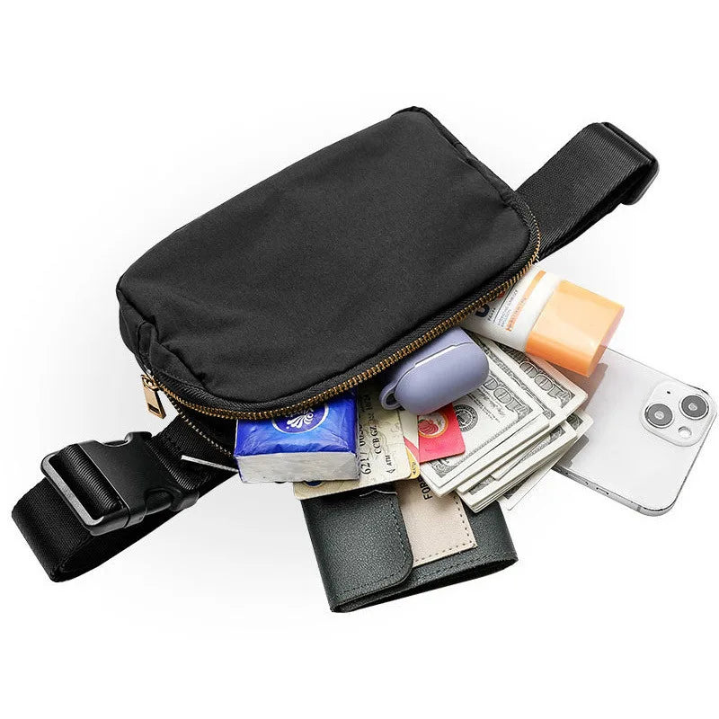 Marsupio nero con cerniera aperta, contenente smartphone, portafoglio, contanti, fazzoletti, burrocacao e crema solare. Accessorio moda pratico e versatile.