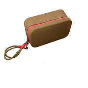 Custodia rigida marrone con cerniera rosa e laccio, ideale per protezione e trasporto di piccoli oggetti. Design compatto e resistente.