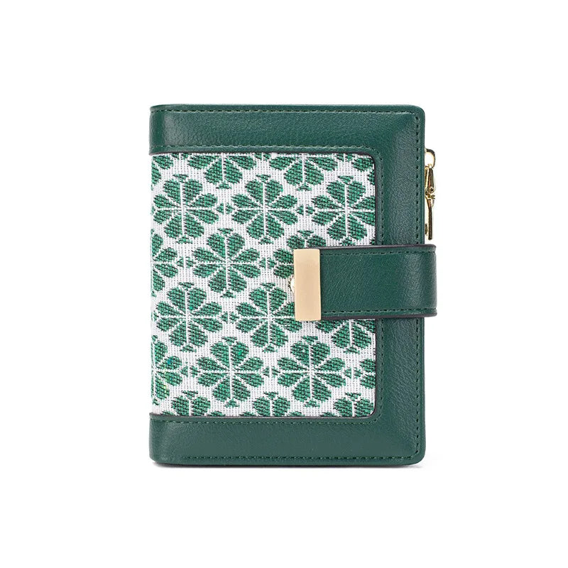 Portafoglio donna verde in pelle con motivo geometrico bianco e verde, chiusura a scatto dorata, design elegante e compatto.