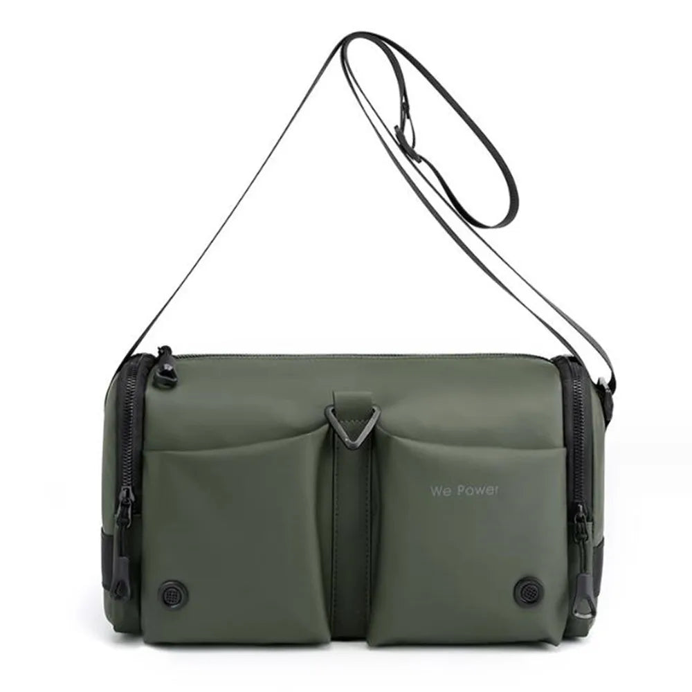 Borsa a tracolla verde militare con tasche multiple, cerniere nere e scritta "We Power". Design moderno, ideale per uomo e donna.