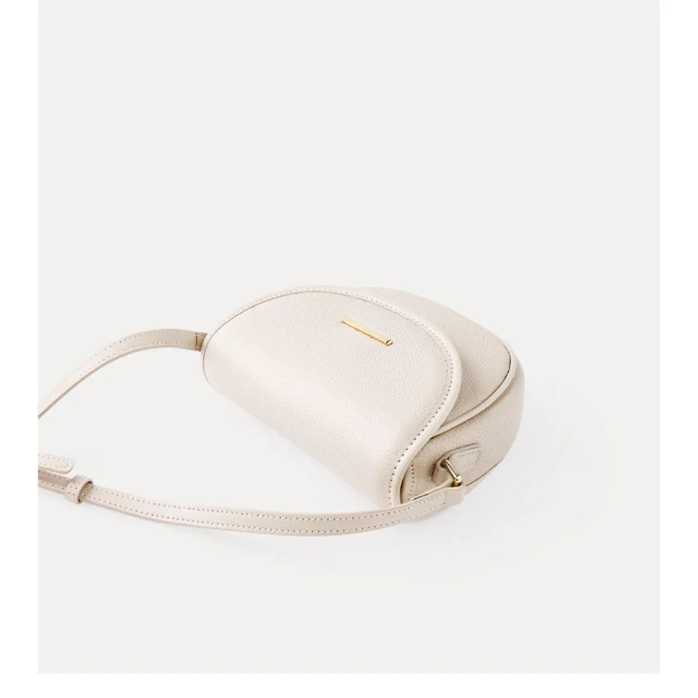 Borsa a tracolla in pelle beige, design elegante e minimalista, chiusura con zip, ideale per moda donna, accessorio versatile e di tendenza.