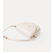 Borsa a tracolla in pelle beige, design elegante e minimalista, chiusura con zip, ideale per moda donna, accessorio versatile e di tendenza.