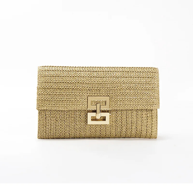 Elegante pochette in paglia intrecciata beige con chiusura dorata geometrica. Accessorio moda donna, perfetto per eventi estivi e serate eleganti.