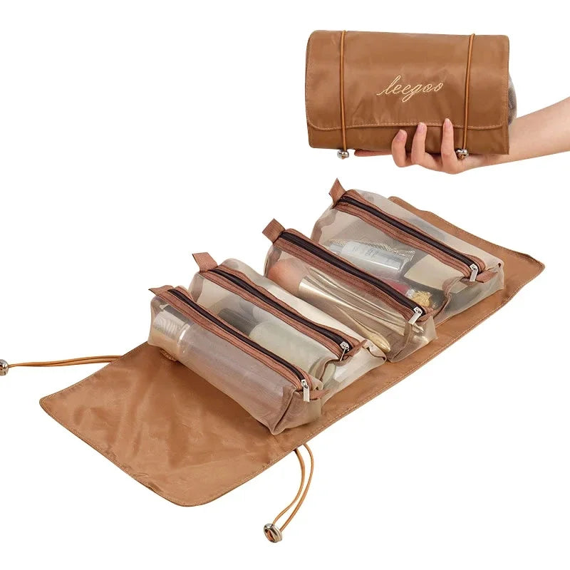 Borsa da viaggio pieghevole marrone con scomparti trasparenti, ideale per cosmetici e accessori. Design compatto e portatile.