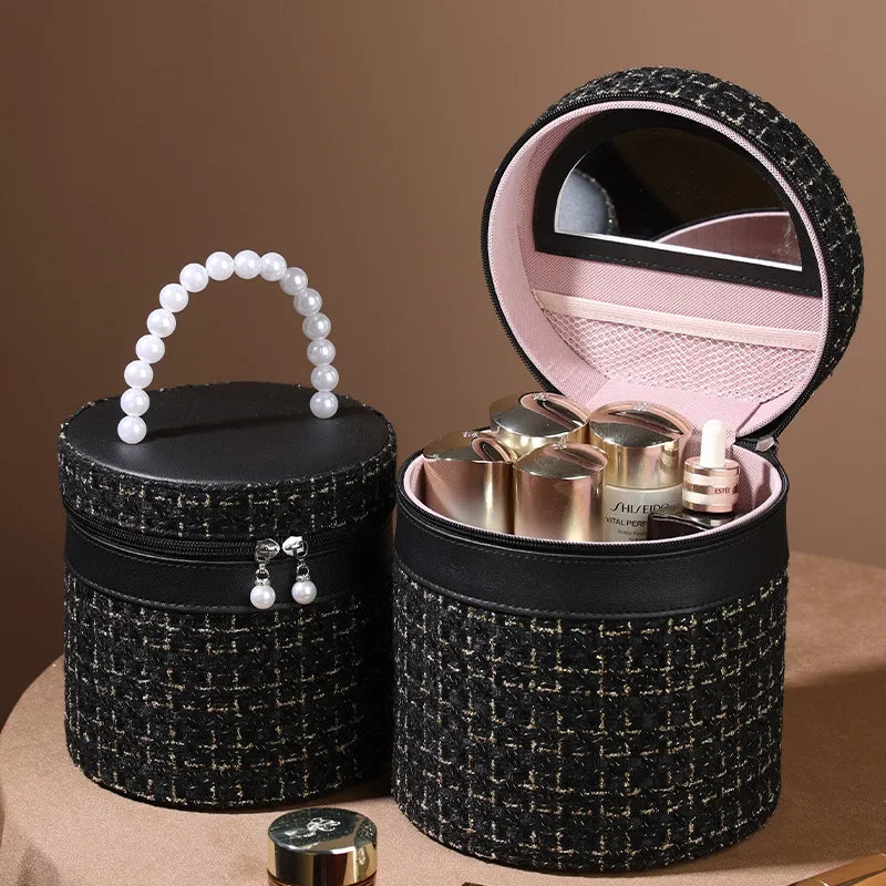 Scatola porta trucchi in tessuto nero con manico di perle, specchio interno e contenitori per cosmetici. Elegante organizer per make-up.