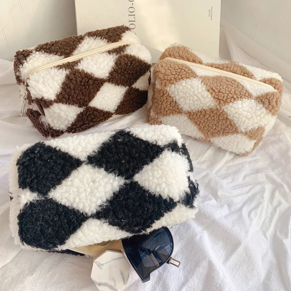 Tre astucci in tessuto peluche a rombi marroni, beige e neri su sfondo bianco, con occhiali da sole. Accessori moda, design elegante e moderno.
