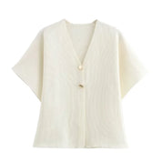 Cardigan donna bianco crema, maniche corte, scollo a V, chiusura a due bottoni. Elegante e versatile, ideale per look casual e formali.