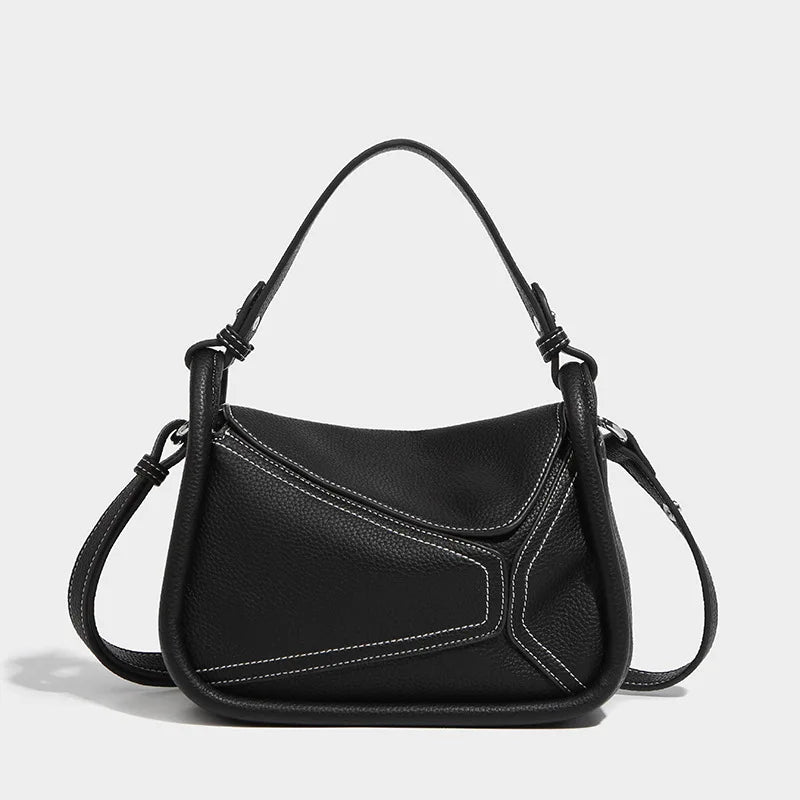 Borsa a tracolla nera in pelle con cuciture bianche, design moderno, manico superiore e tracolla regolabile. Accessorio moda elegante e versatile.