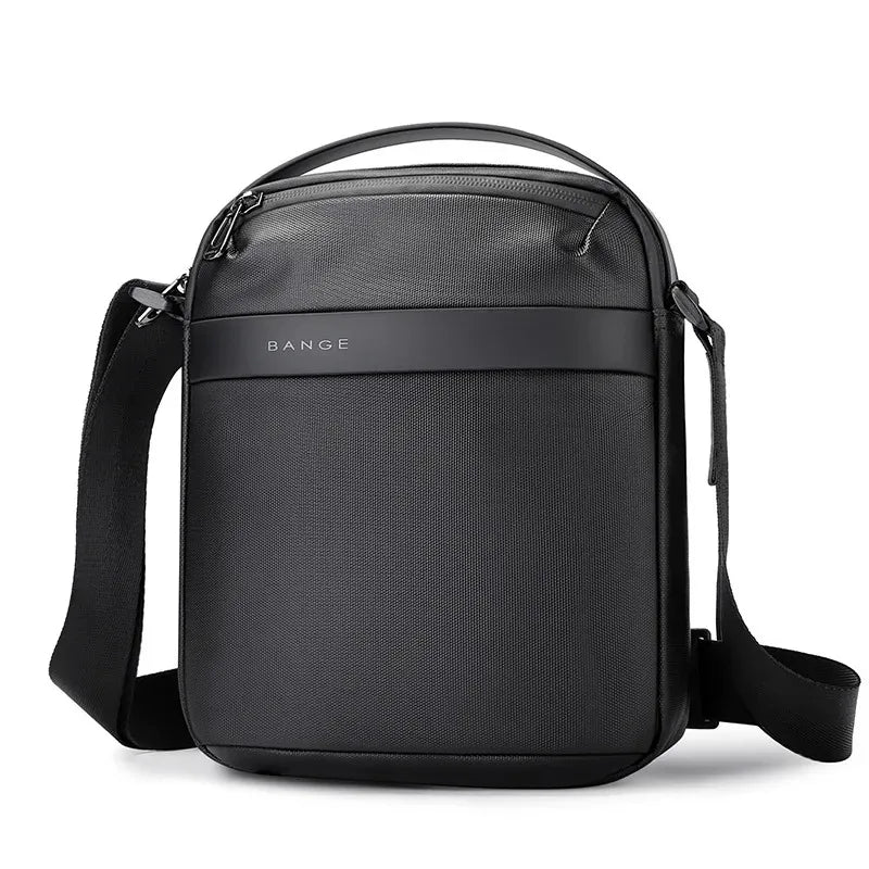 Borsa a tracolla nera Bange, design moderno e minimalista, ideale per uomo, con scomparti multipli e tracolla regolabile. Perfetta per lavoro e viaggio.