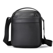 Borsa a tracolla nera Bange, design moderno e minimalista, ideale per uomo, con scomparti multipli e tracolla regolabile. Perfetta per lavoro e viaggio.