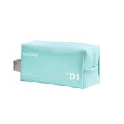 Astuccio da viaggio azzurro con cerniera, design moderno, manico laterale, ideale per cosmetici e accessori. Dimensioni compatte, pratico e leggero.
