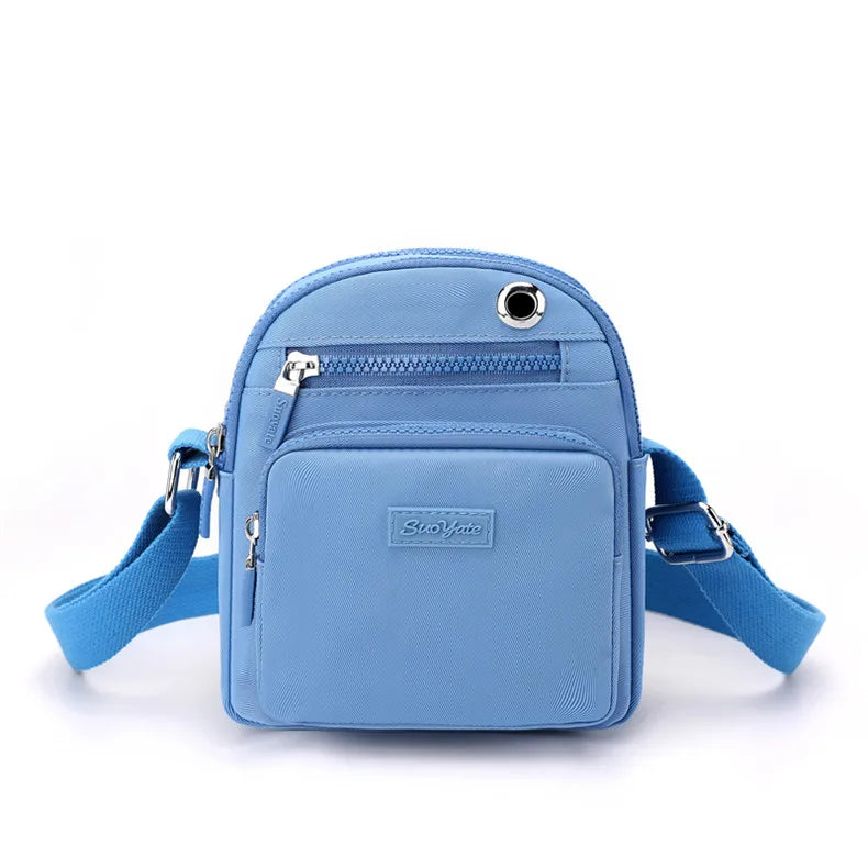 Borsa a tracolla blu in nylon impermeabile con tasche multiple e cerniere, ideale per viaggi e uso quotidiano. Design compatto e moderno.