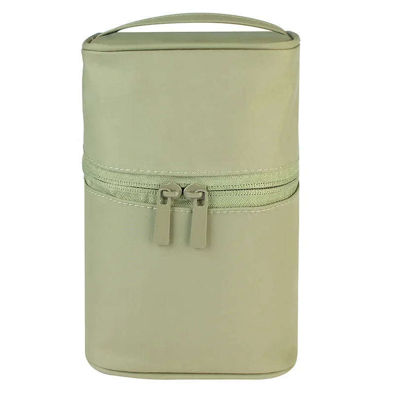 Astuccio portatile verde chiaro con doppia cerniera e manico superiore, ideale per cosmetici o articoli da viaggio. Design compatto e funzionale.