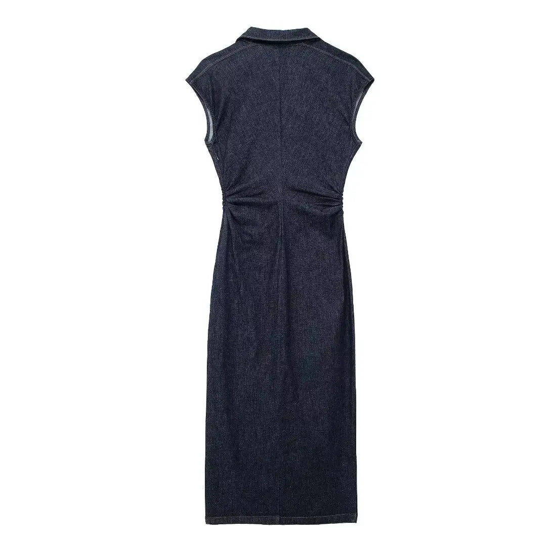 Abito lungo in denim blu scuro senza maniche, design elegante e moderno, perfetto per occasioni casual e formali. Vestito donna moda 2023.