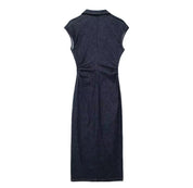 Abito lungo in denim blu scuro senza maniche, design elegante e moderno, perfetto per occasioni casual e formali. Vestito donna moda 2023.