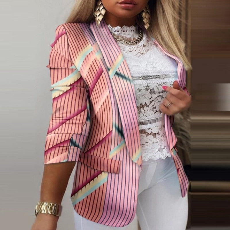 Giacca a righe rosa e blu, maniche a tre quarti, indossata su top in pizzo bianco. Moda donna elegante, abbigliamento casual chic.