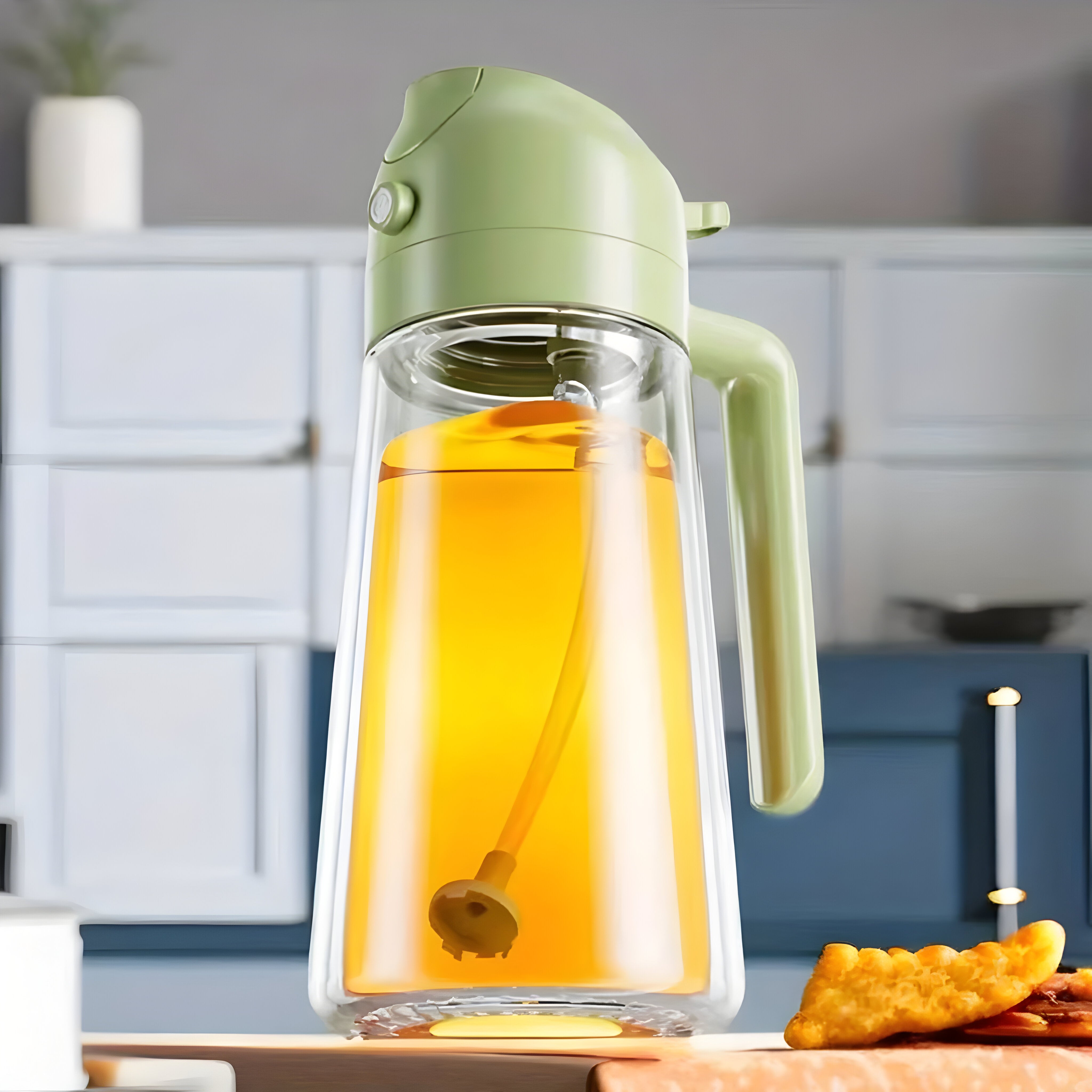 Caraffa in vetro con coperchio verde, contenente succo d'arancia, su tavolo cucina moderna. Design elegante, ideale per bevande fresche.